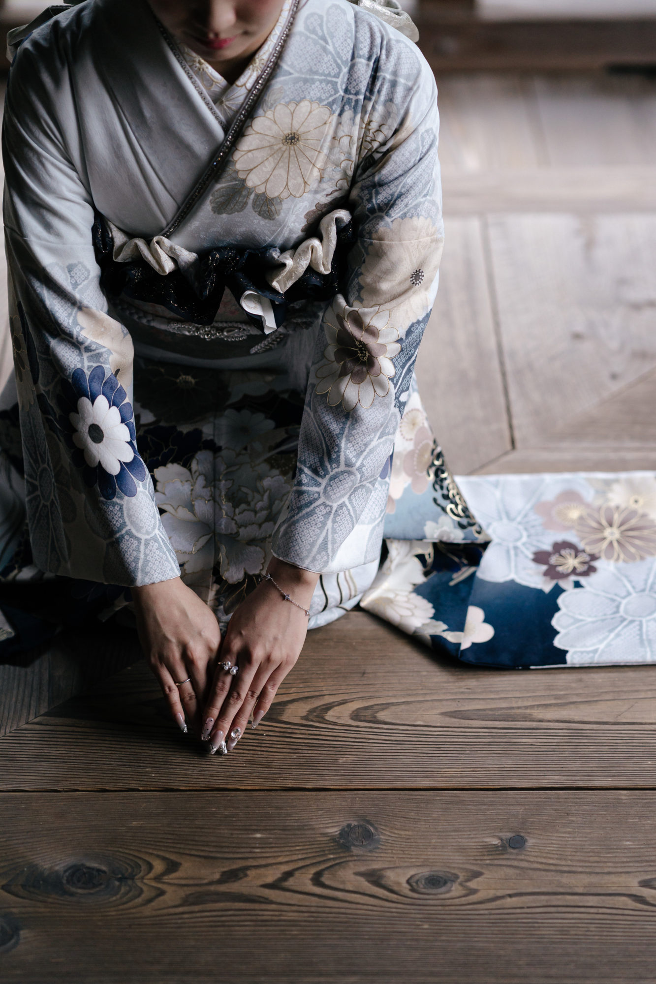 京都・随心院・紅葉の前撮り/フォトウェディングでのロケーション撮影 | 手元のショットも撮っています