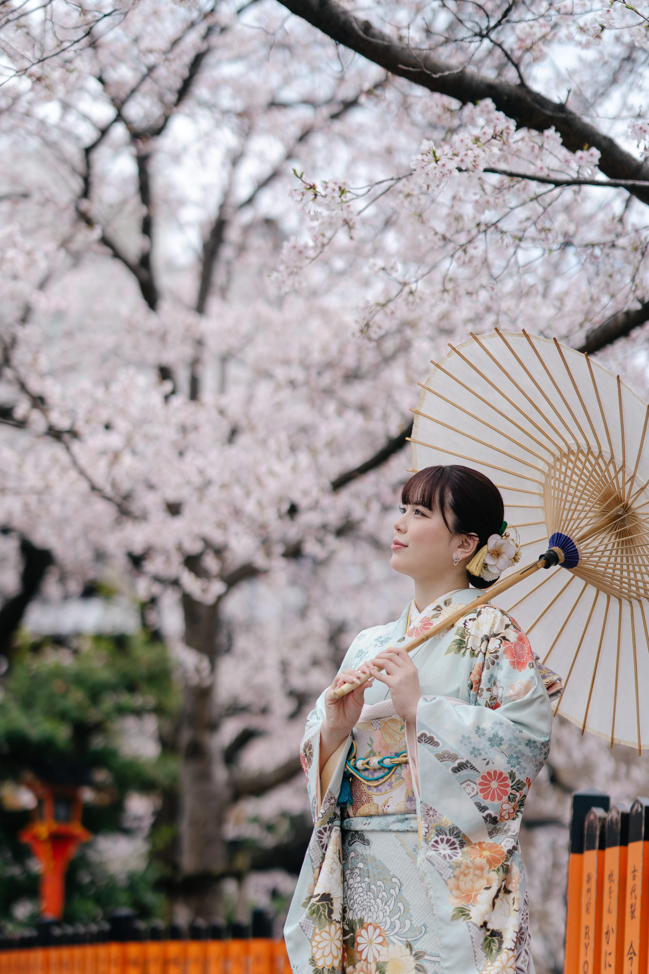 京都・街並み・祇園の前撮り/フォトウェディングでのロケーション撮影 | 祇園の桜を背景に