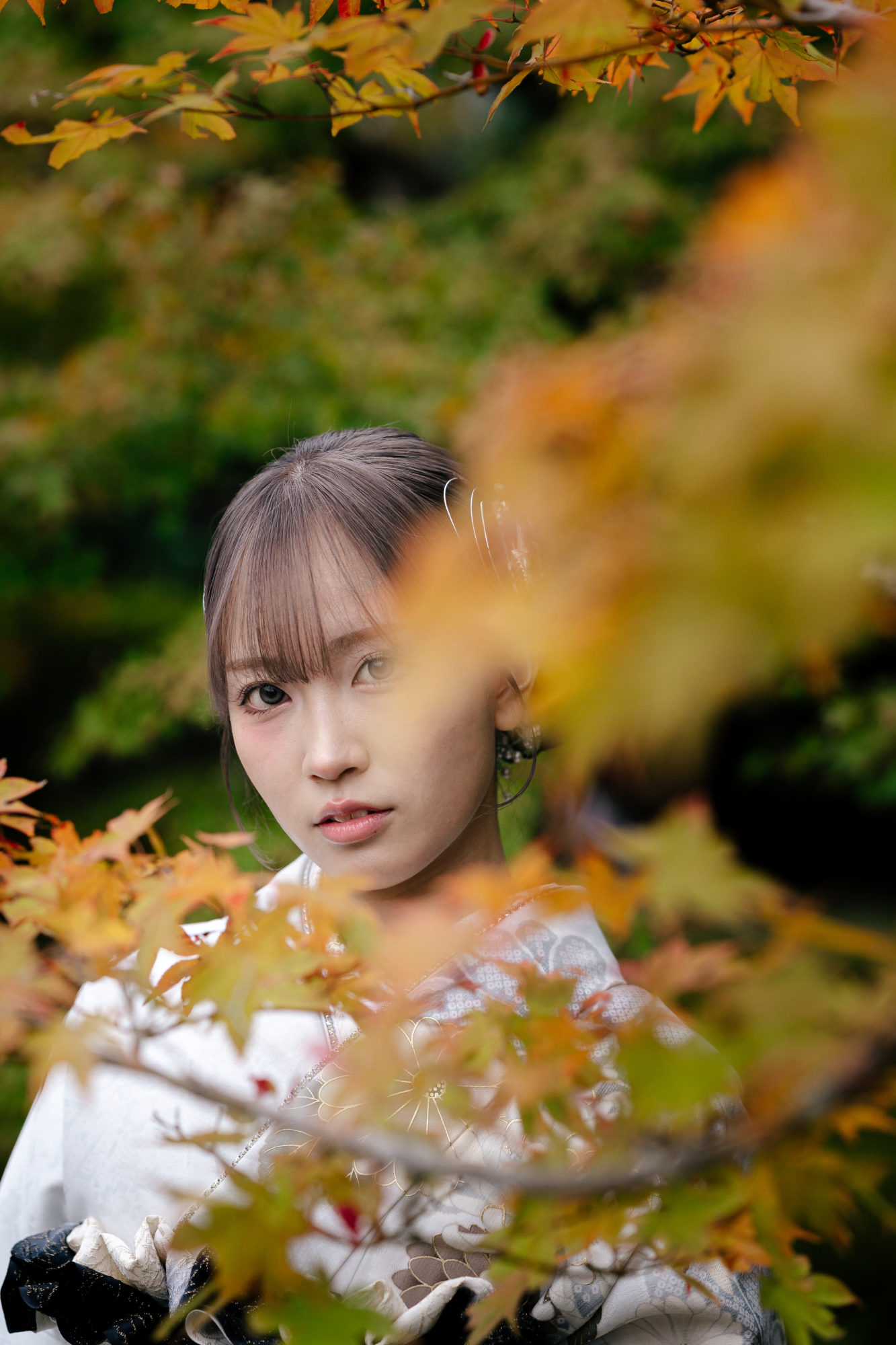 京都・随心院・紅葉の前撮り/フォトウェディングでのロケーション撮影 | 色づき始めた紅葉と