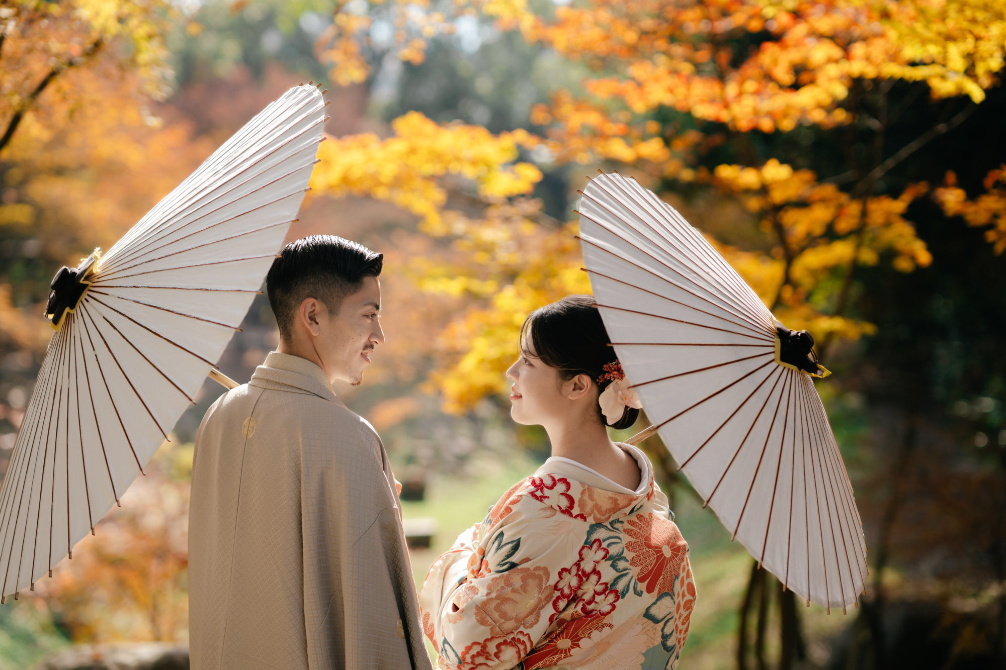 福岡・西公園の前撮り/フォトウェディングのロケーション撮影 | 色紋付と色打ち掛けの組み合わせがマッチした和装撮影。