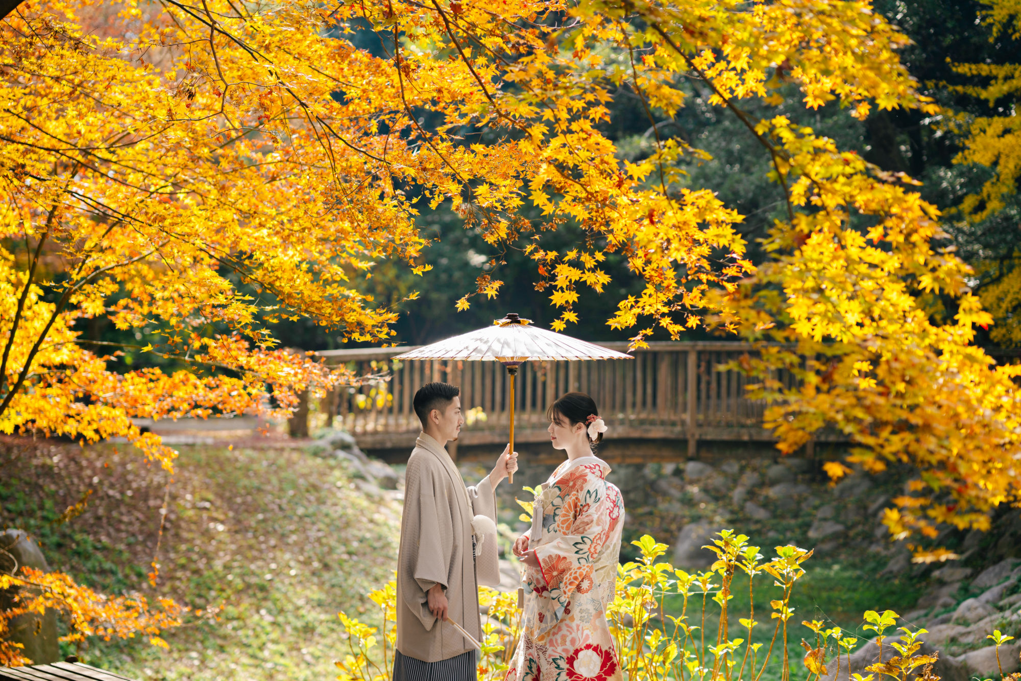 福岡・西公園の前撮り/フォトウェディングのロケーション撮影 | 番傘を使用しての和装ロケーション撮影。