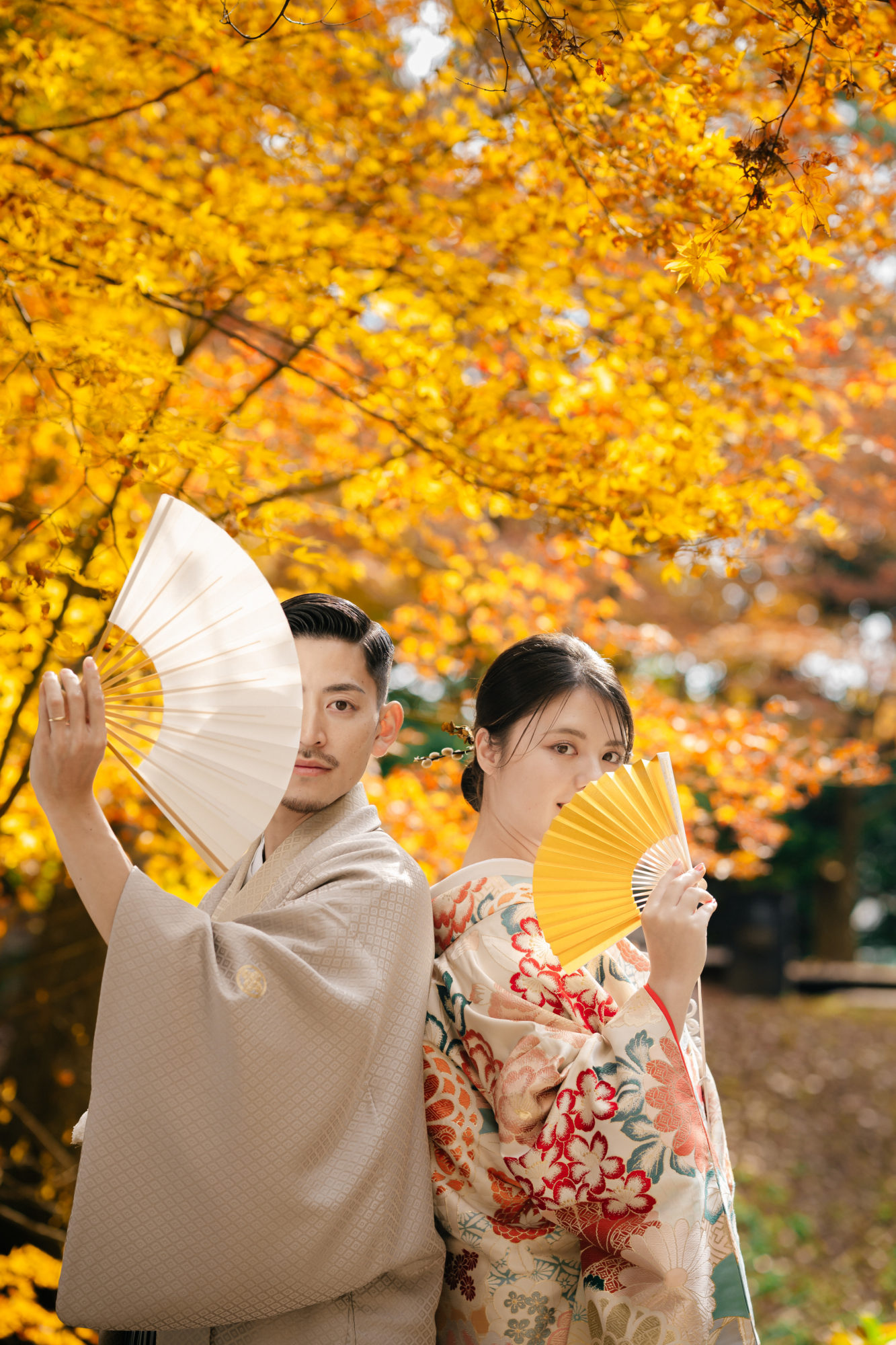 福岡・西公園の前撮り/フォトウェディングのロケーション撮影 | 扇子を使用してカッコよく。