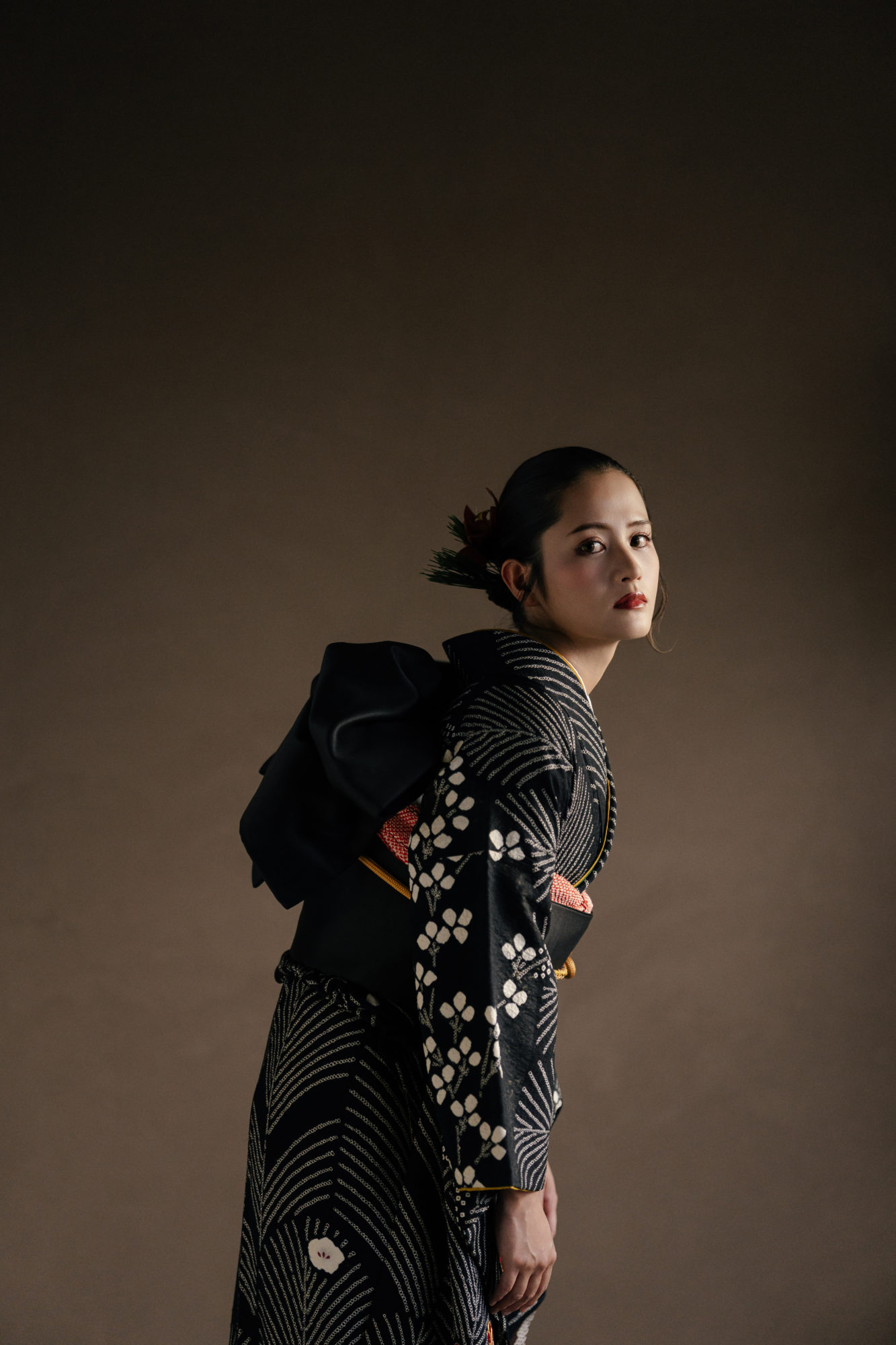 京都・スタジオの前撮り/フォトウェディングでのロケーション撮影 | 少し大人びたかっこいい一枚に