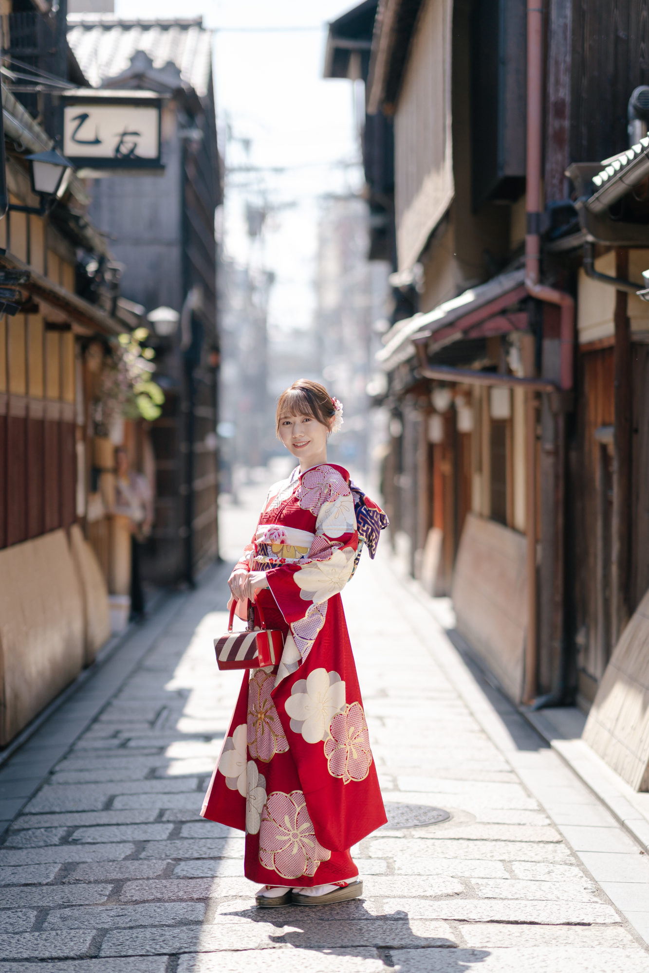 京都・街並み・祇園の前撮り/フォトウェディングでのロケーション撮影 | 京都の趣ある街並みで