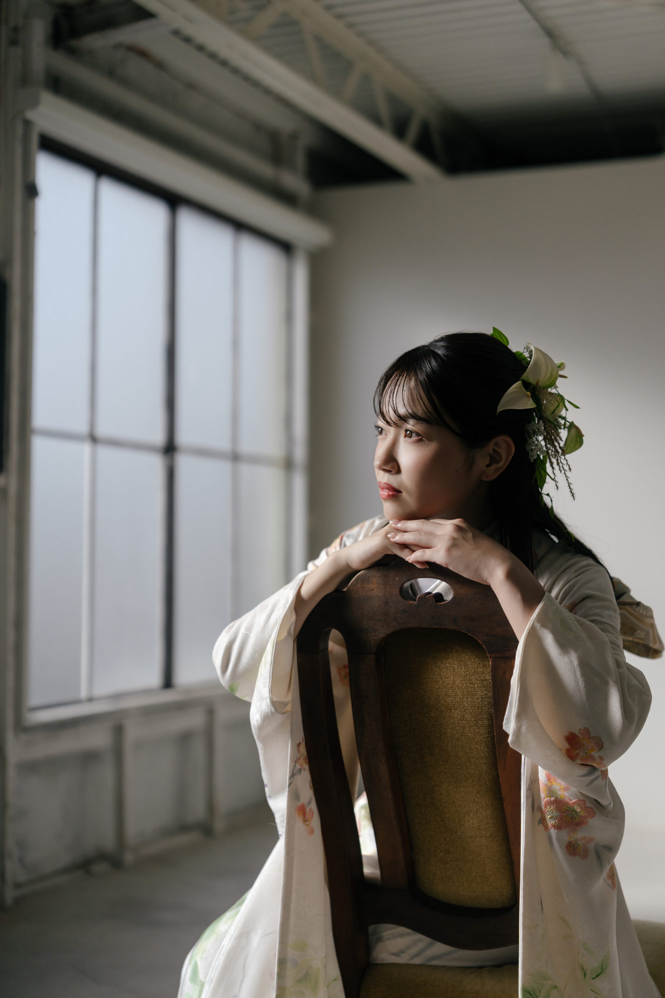 京都・スタジオの前撮り/フォトウェディングでのロケーション撮影 | 椅子に座ってみるのも可愛い