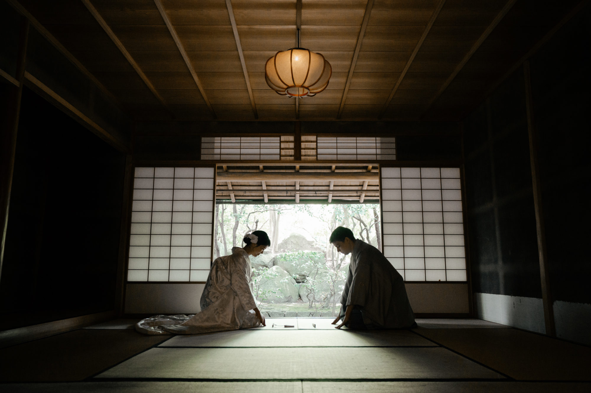 福岡・大濠公園 日本庭園の前撮り/フォトウェディングのロケーション撮影 | 和装前撮りの定番、正座ショット。