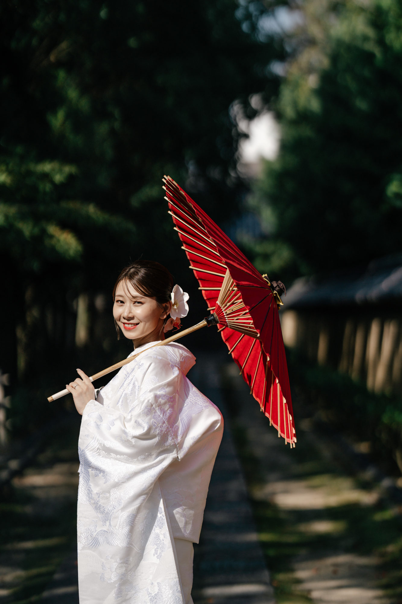 福岡・聖福寺の前撮り/フォトウェディングのロケーション撮影 | 赤い番傘が映える境内でのロケーション撮影。