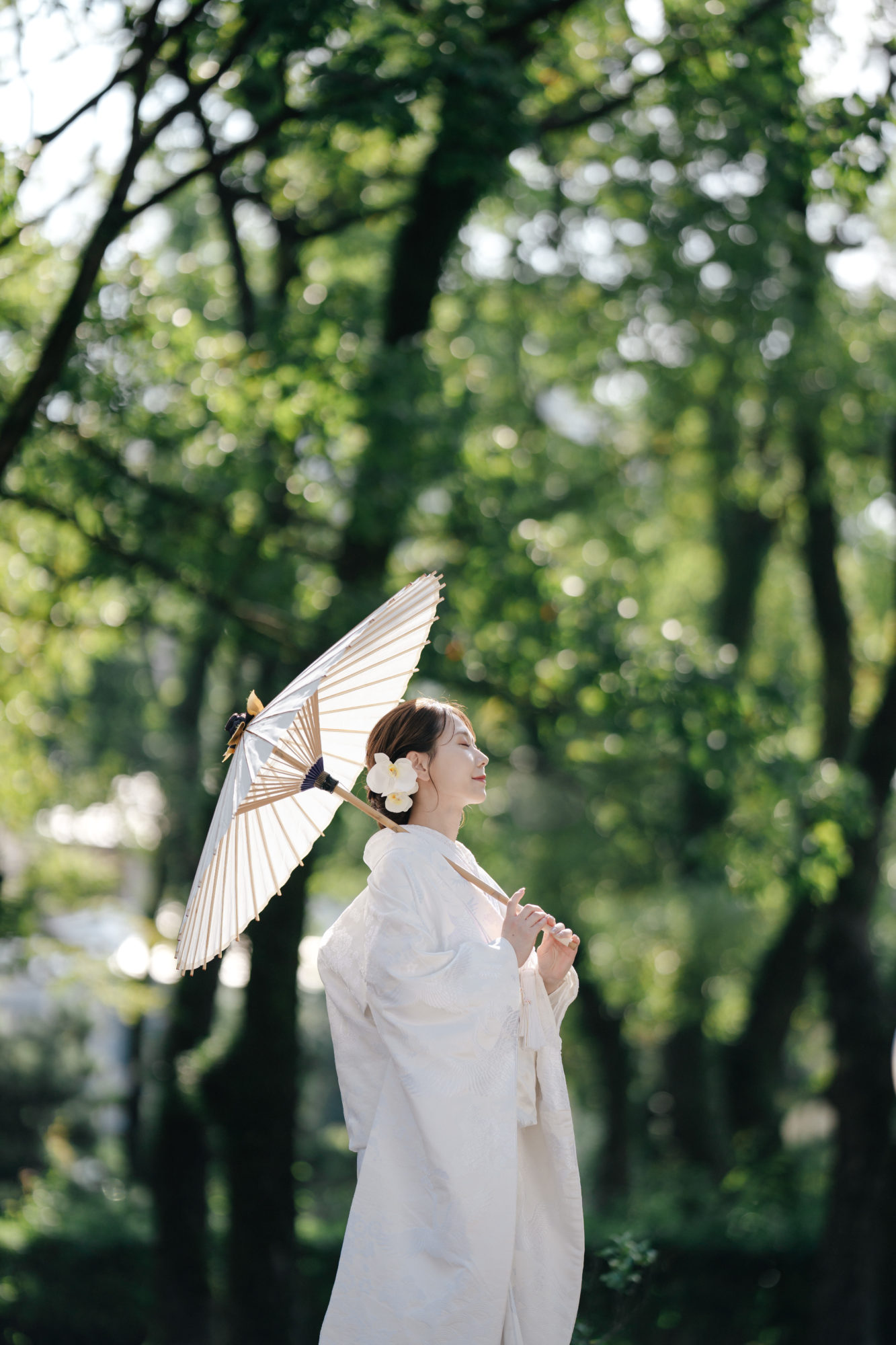 福岡・聖福寺の前撮り/フォトウェディングのロケーション撮影 | 緑に囲まれた境内に白無垢が映えるロケーション。