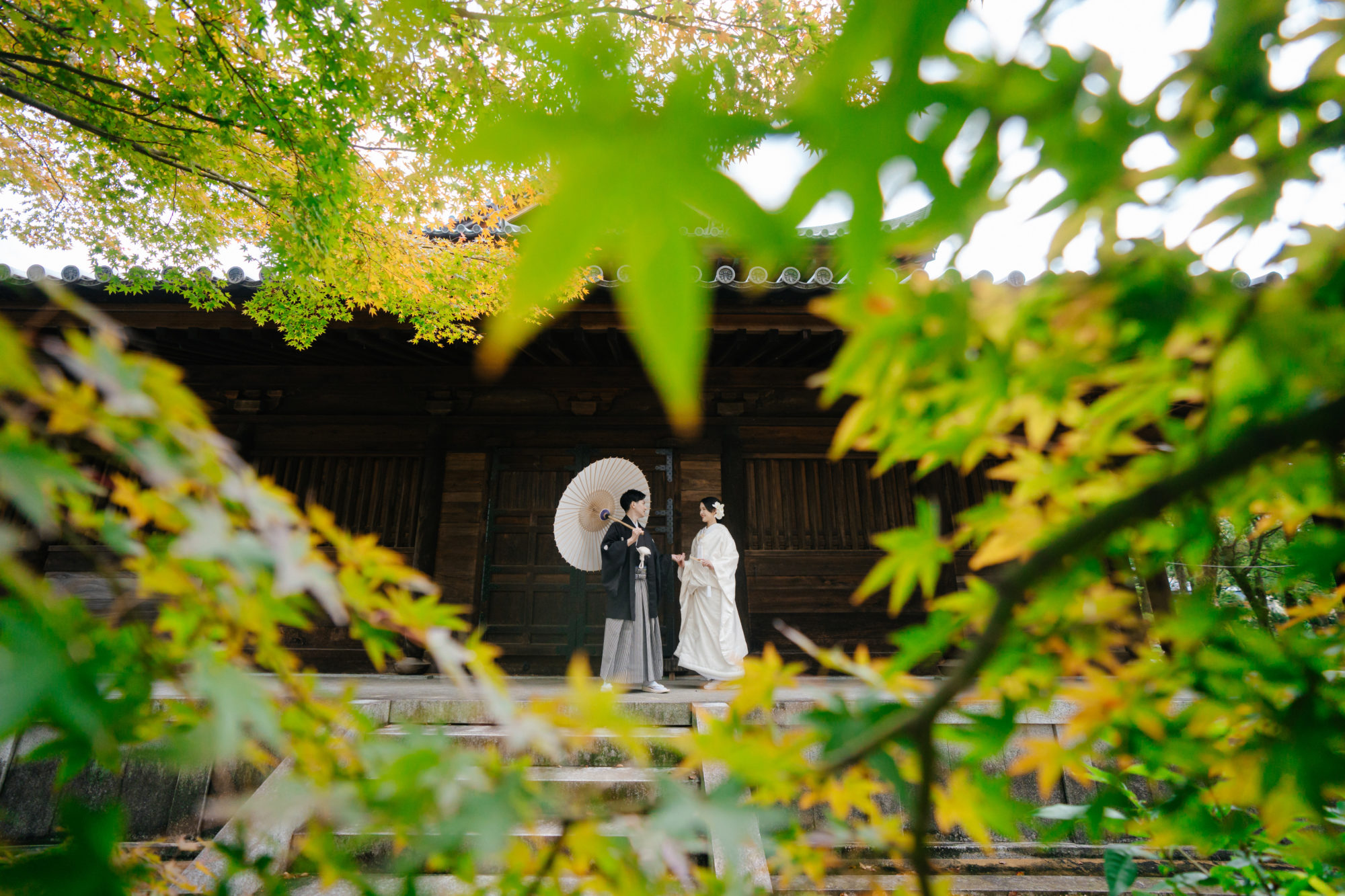 福岡・聖福寺の前撮り/フォトウェディングのロケーション撮影 | 紅葉と撮影できる福岡のお寺。