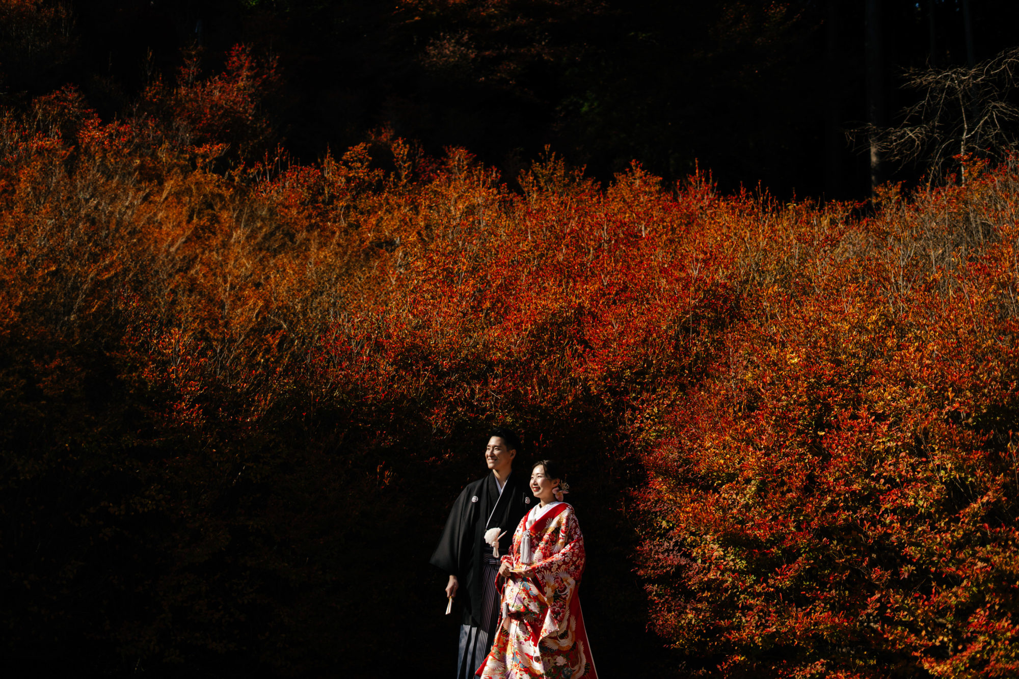 福岡・呑山観音寺の前撮り/フォトウェディングのロケーション撮影 | 千本のドウダンツツジを背景に和装前撮り。
