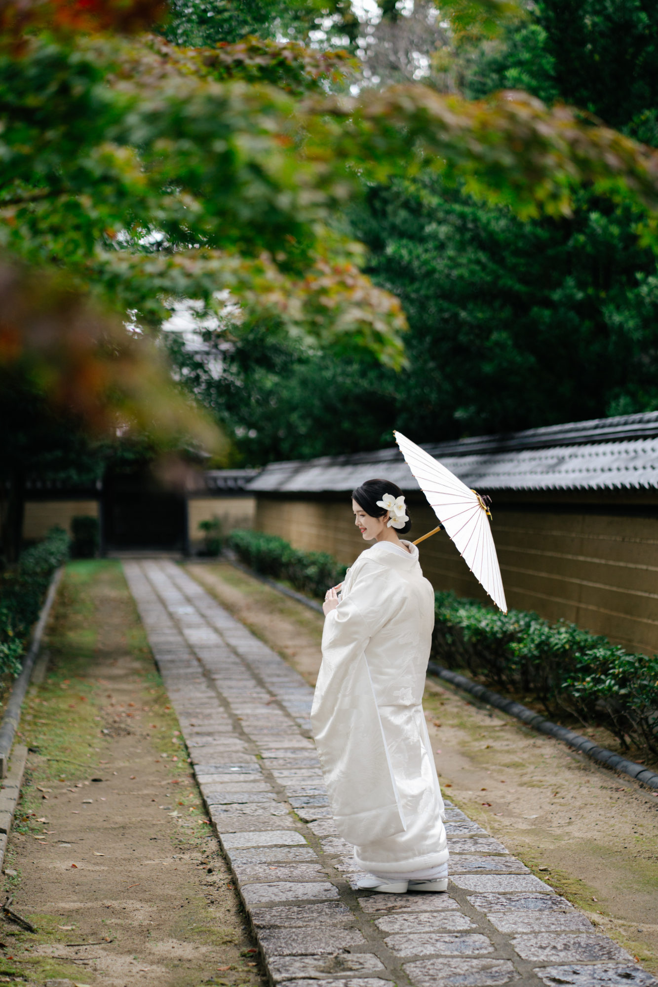 福岡・聖福寺の前撮り/フォトウェディングのロケーション撮影 | 街中にいることを感じさせない福岡のお寺。