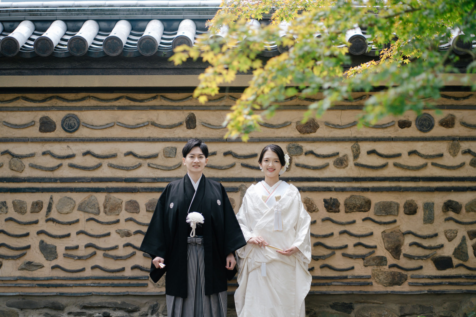 福岡・聖福寺の前撮り/フォトウェディングのロケーション撮影 | 博多塀を背景に和装前撮り。