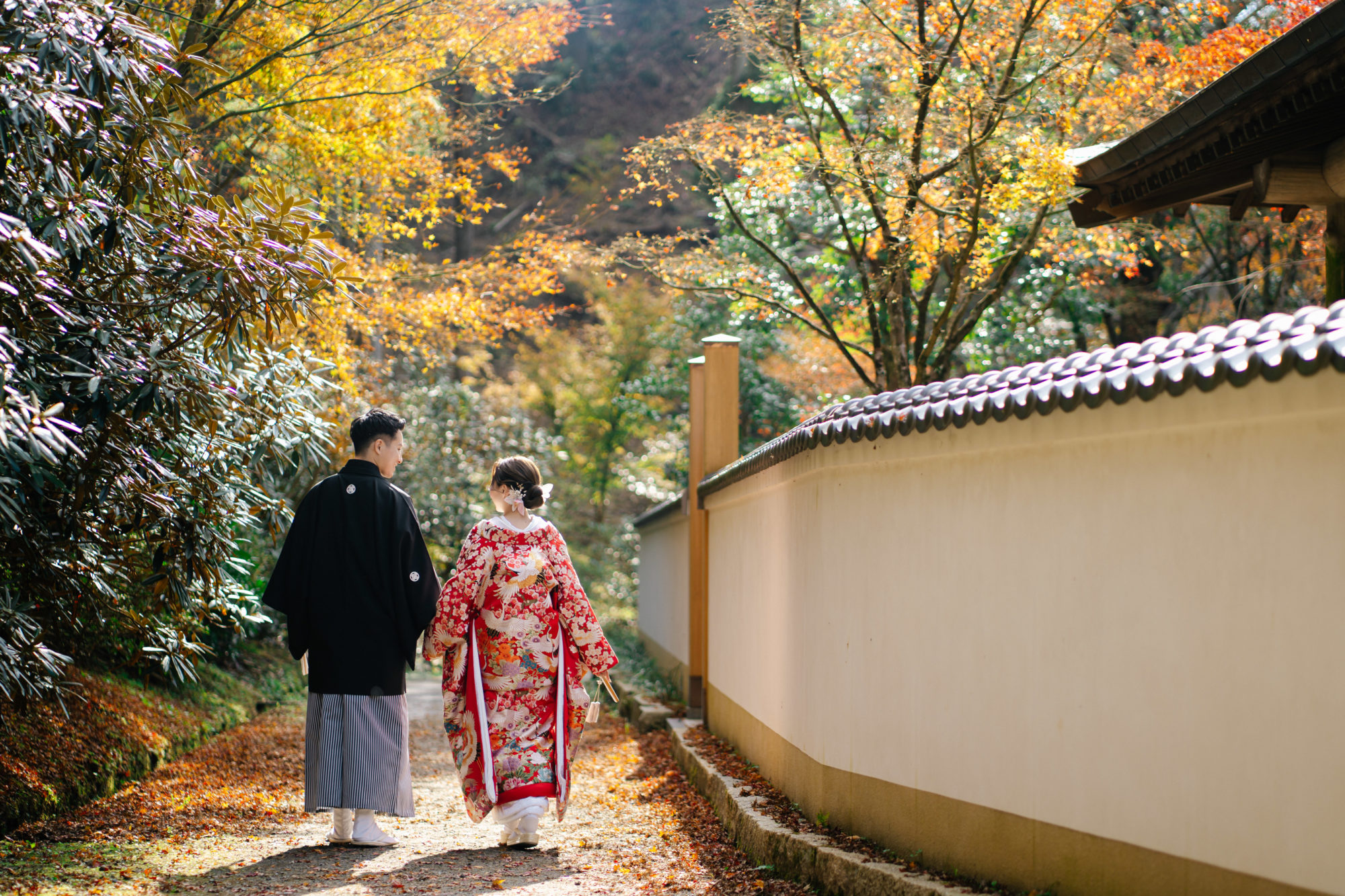 福岡・呑山観音寺の前撮り/フォトウェディングのロケーション撮影 | 紅葉が美しい福岡のお寺。
