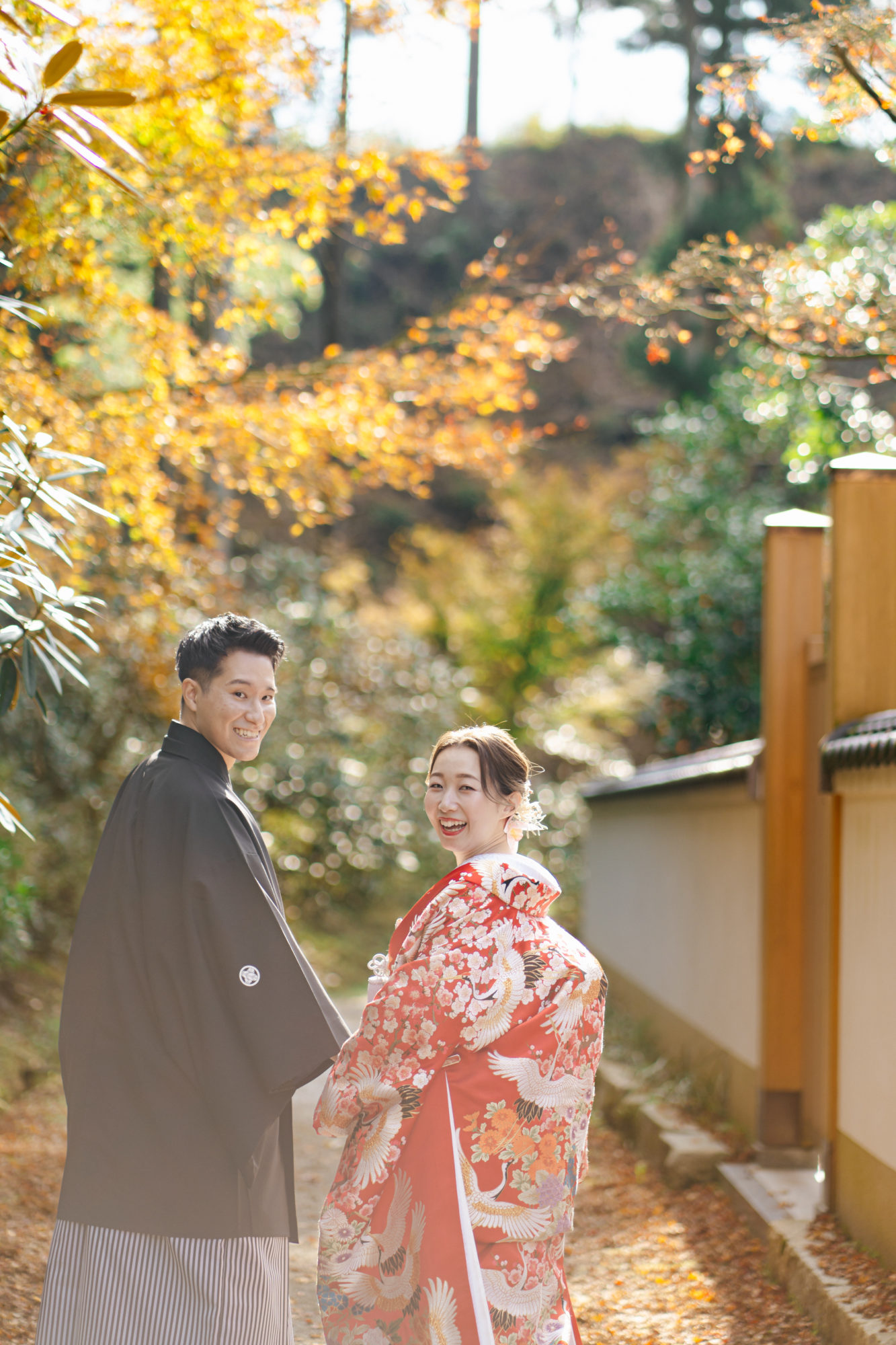 福岡・呑山観音寺の前撮り/フォトウェディングのロケーション撮影 | 色打ち掛けが映える紅葉ロケーション。