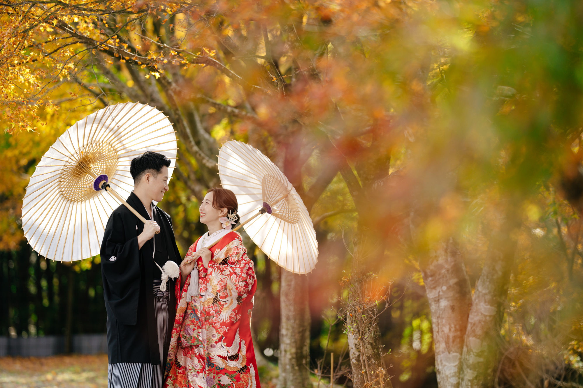 福岡・呑山観音寺の前撮り/フォトウェディングのロケーション撮影 | 白い番傘が映える紅葉前撮り。