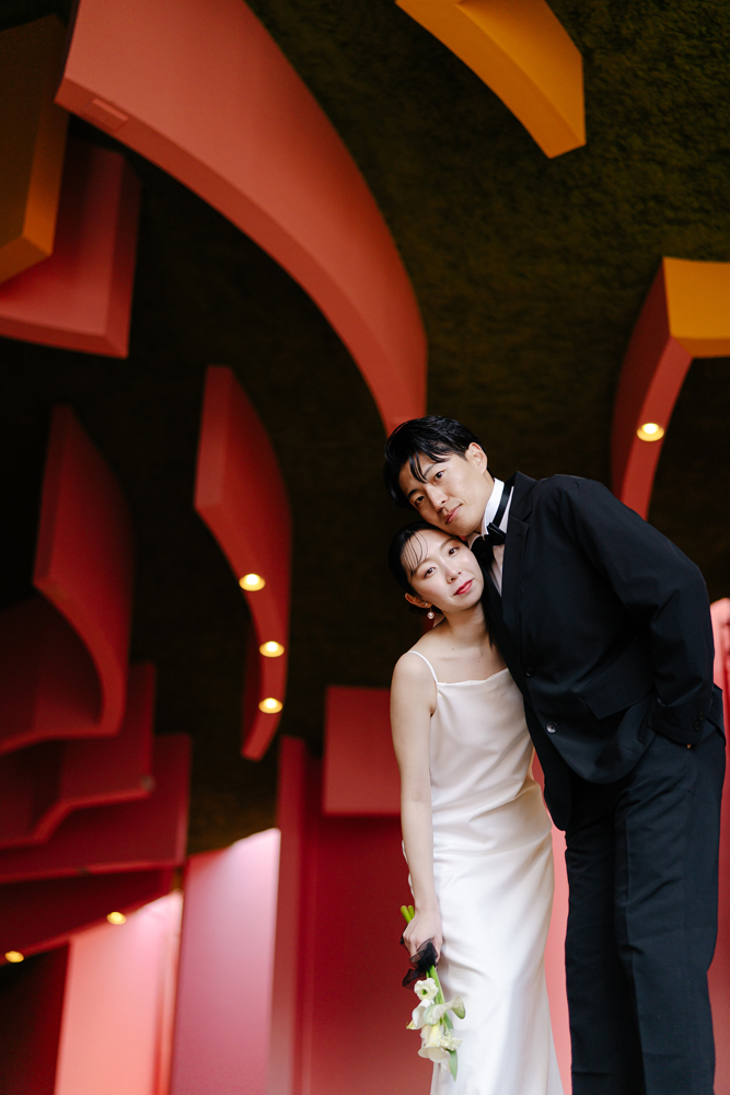 養老公園・養老天命反転地の前撮り/フォトウェディングのロケーション撮影 | カラフルが白ドレスに映えます。