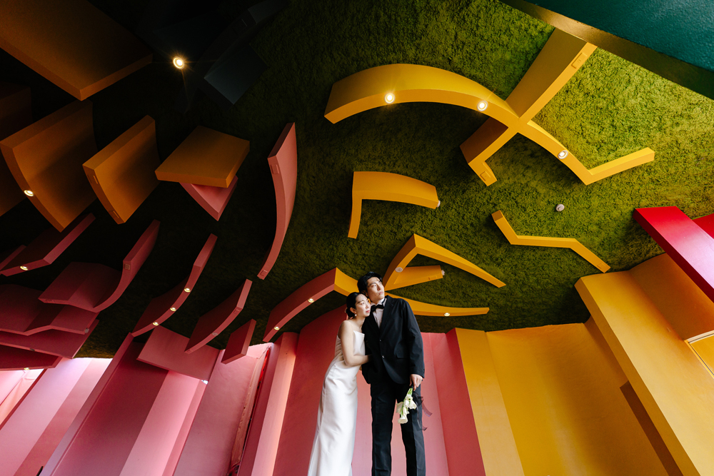 養老公園・養老天命反転地の前撮り/フォトウェディングのロケーション撮影 | ドレスでアート空間の中撮影。