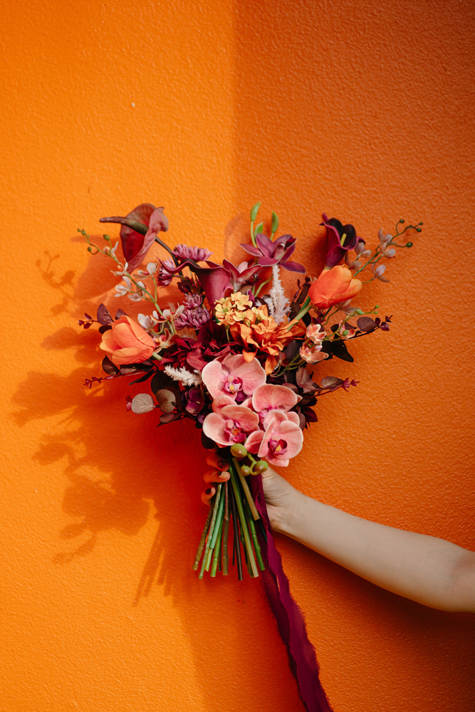 養老公園・養老天命反転地の前撮り/フォトウェディングのロケーション撮影 | ビビットなカラーのブーケが合います。