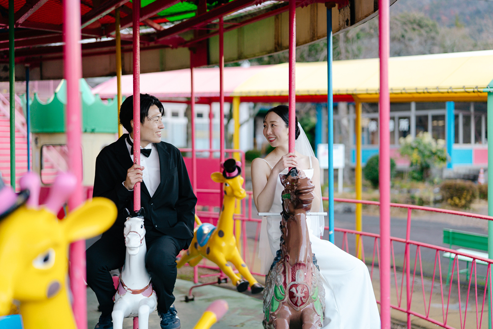 養老公園・養老天命反転地の前撮り/フォトウェディングのロケーション撮影 | 童心に返って前撮り撮影。