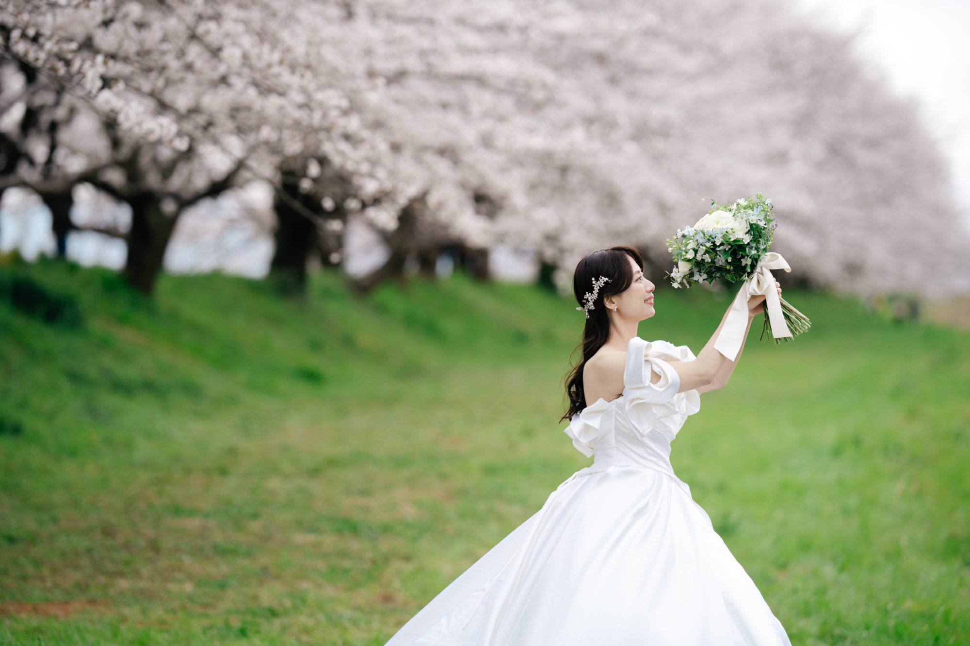 福岡・桜の並木道の前撮り/フォトウェディングのロケーション撮影 | 洋装・和装どちらにもおすすめな桜ロケーション。
