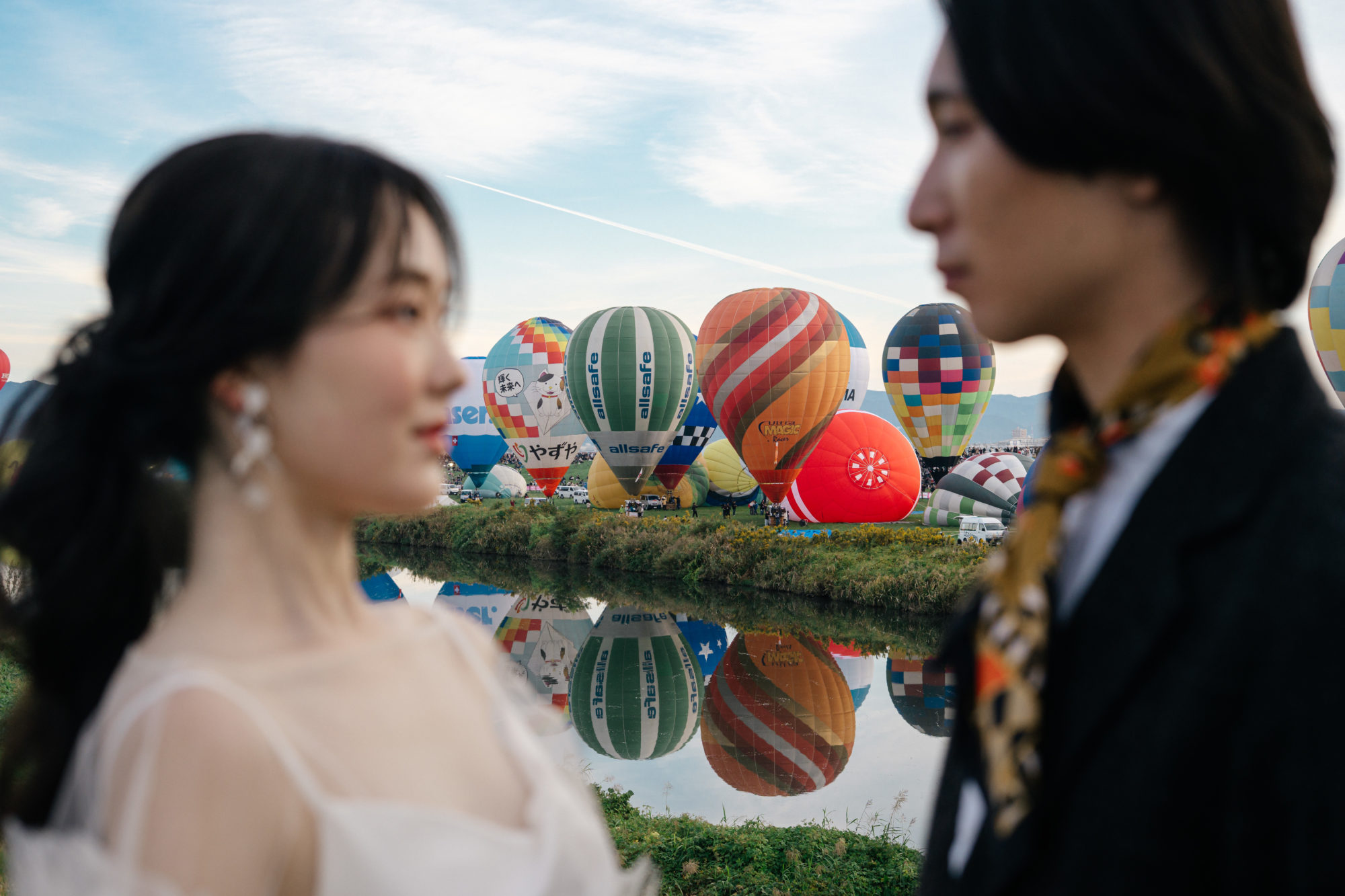 佐賀・佐賀バルーンフェスタの前撮り/フォトウェディングのロケーション撮影 | 日の出とともにバルーンの立ち上げがスタート。