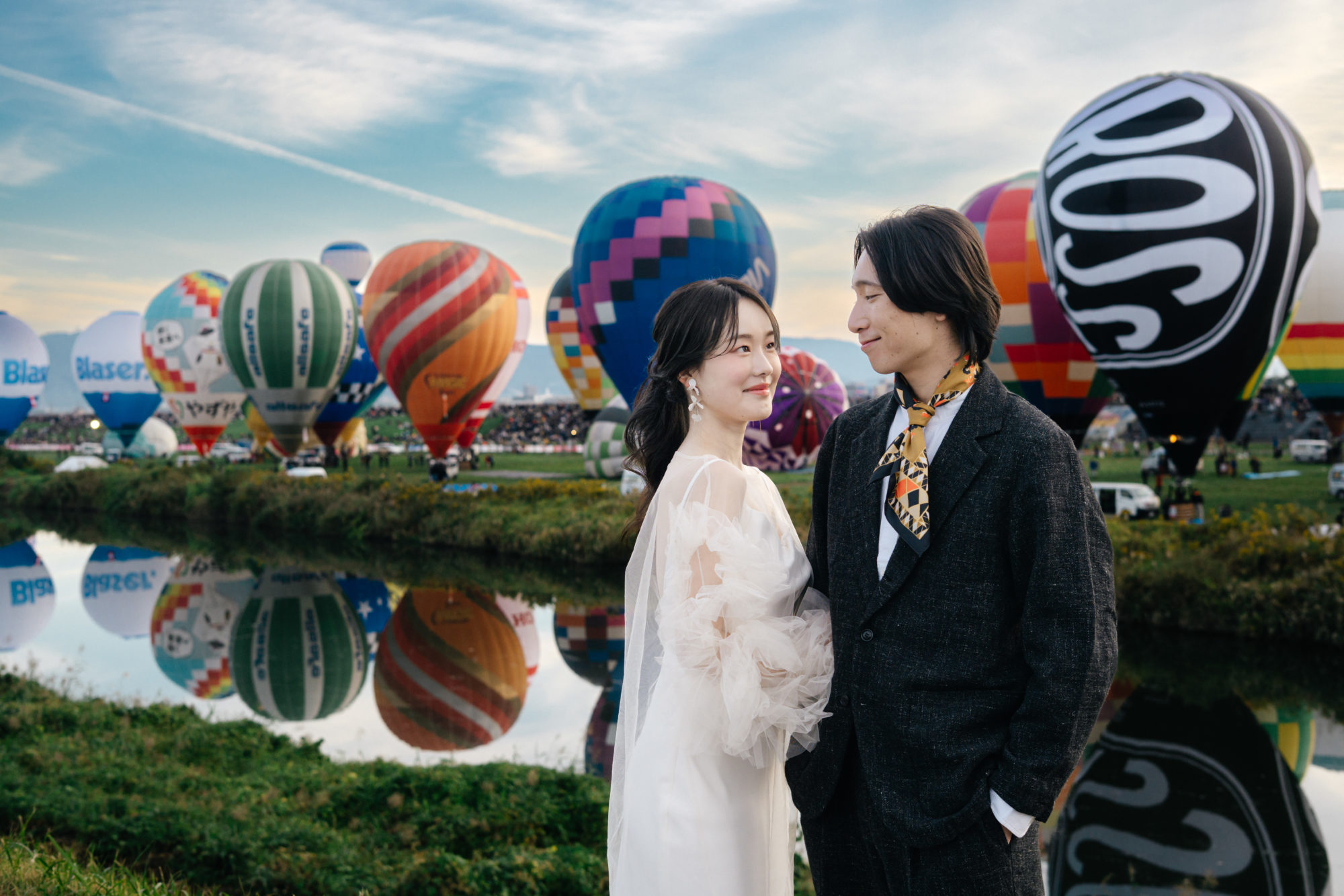 佐賀・佐賀バルーンフェスタの前撮り/フォトウェディングのロケーション撮影 | カラフルな気球たちが映える前撮り。