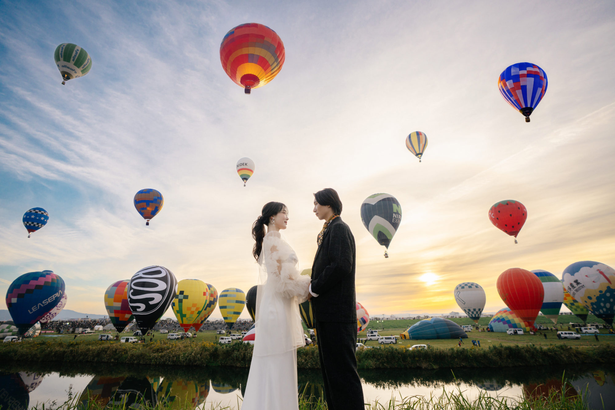 佐賀・佐賀バルーンフェスタの前撮り/フォトウェディングのロケーション撮影 | 『日本のカッパドキア』と名付けたい佐賀バルーンフェスタでのウェディングフォト。
