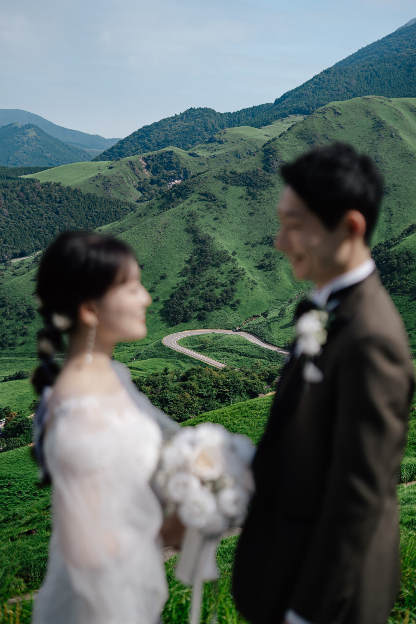 大分・由布岳の前撮り/フォトウェディングのロケーション撮影 | 由布岳をのぼる車道をバックに。