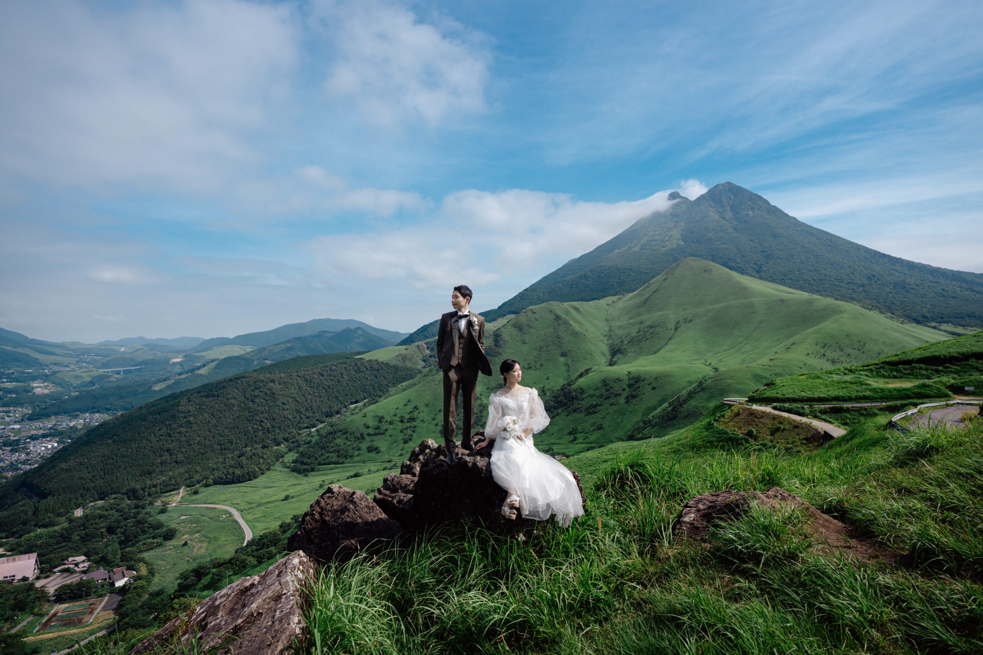 大分・由布岳の前撮り/フォトウェディングのロケーション撮影 | 大分・由布岳でのウェディングフォト。