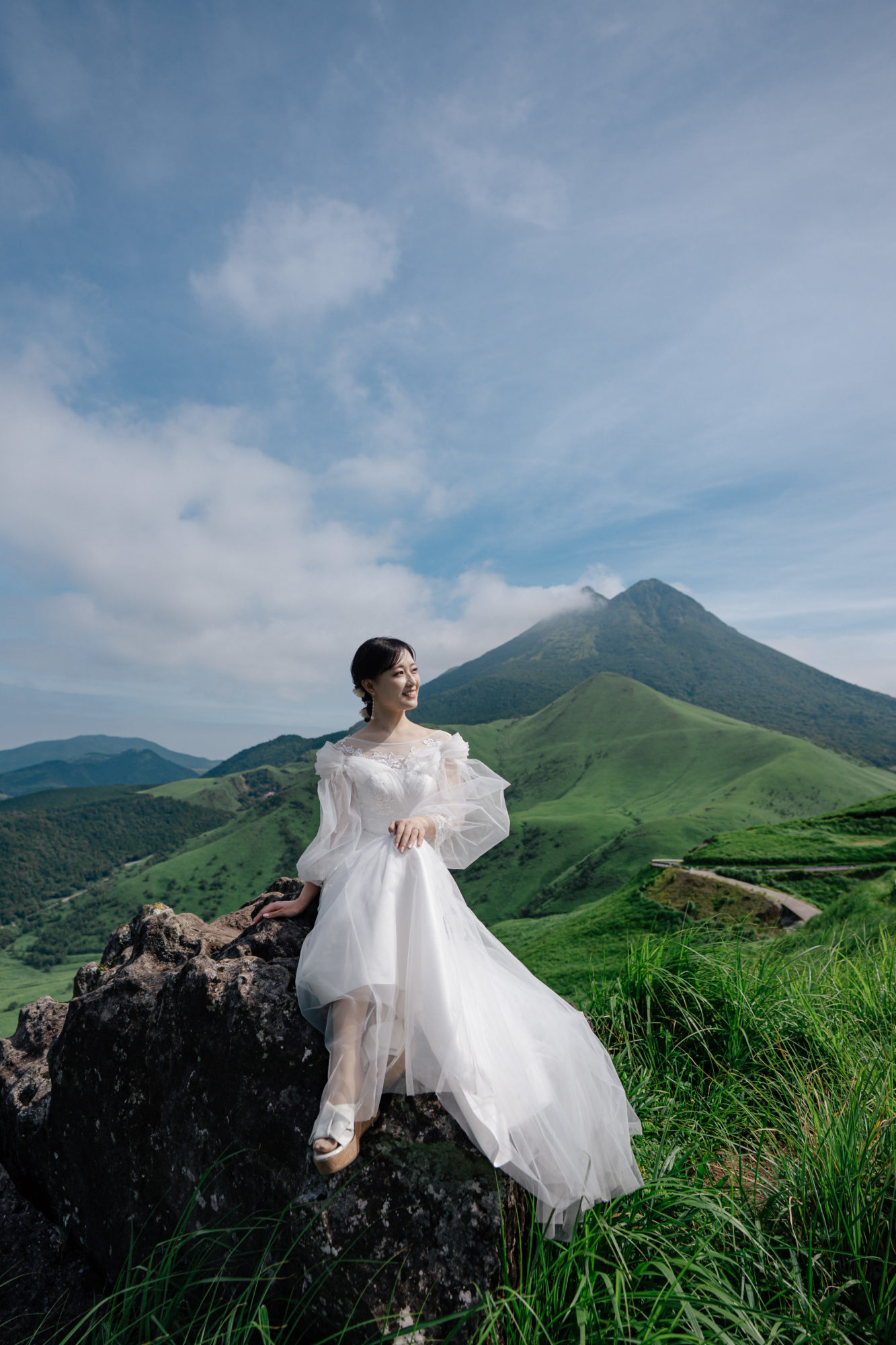 大分・由布岳の前撮り/フォトウェディングのロケーション撮影 | 標高が高い場所で撮影できる由布岳の前撮り。