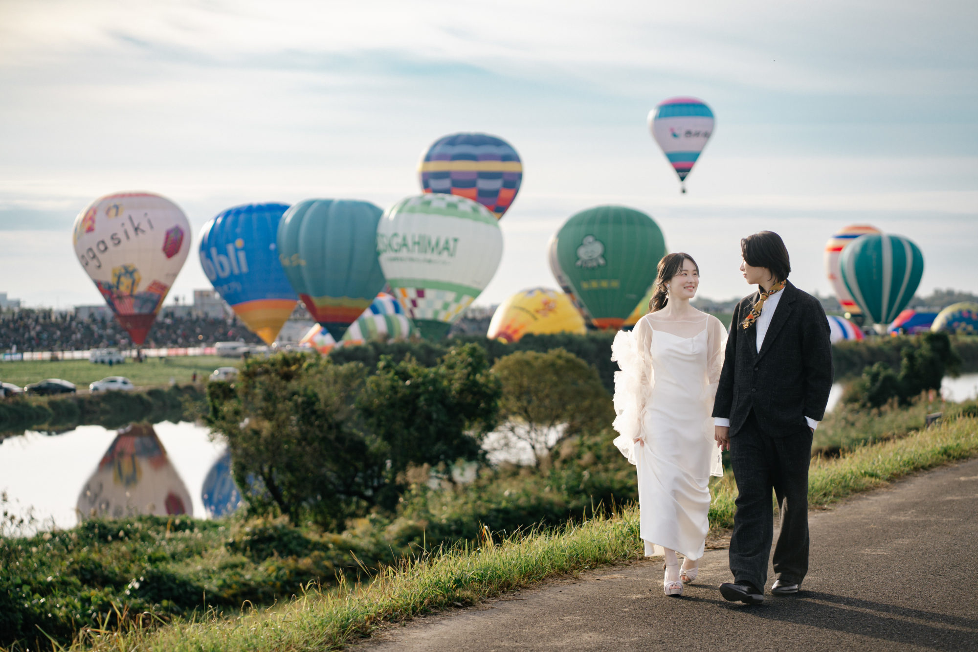 佐賀・佐賀バルーンフェスタの前撮り/フォトウェディングのロケーション撮影 | 気球と撮影するウェディングフォト。
