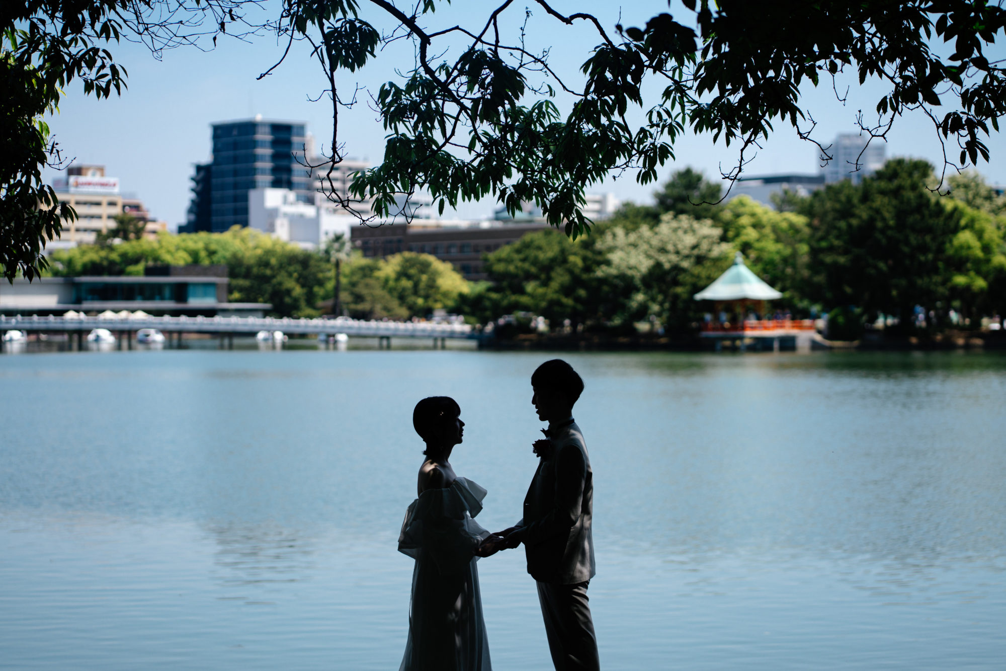 福岡・大濠公園の前撮り/フォトウェディングのロケーション撮影 | 大濠公園の大きな池をバックに撮影。