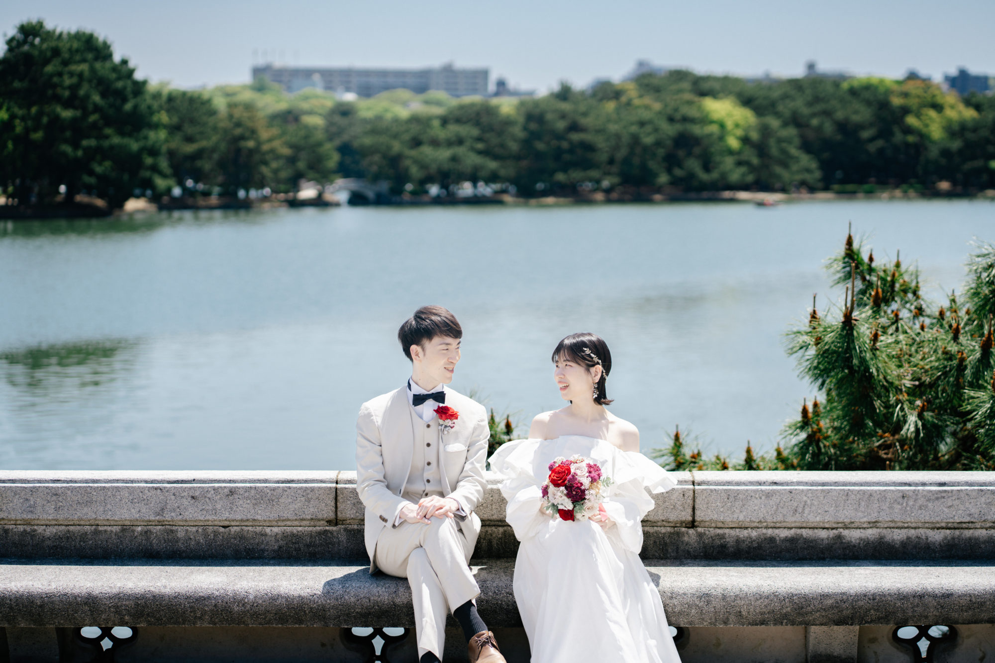 福岡・大濠公園の前撮り/フォトウェディングのロケーション撮影 | 公園内をゆっくり散歩しながらのロケーションフォト。