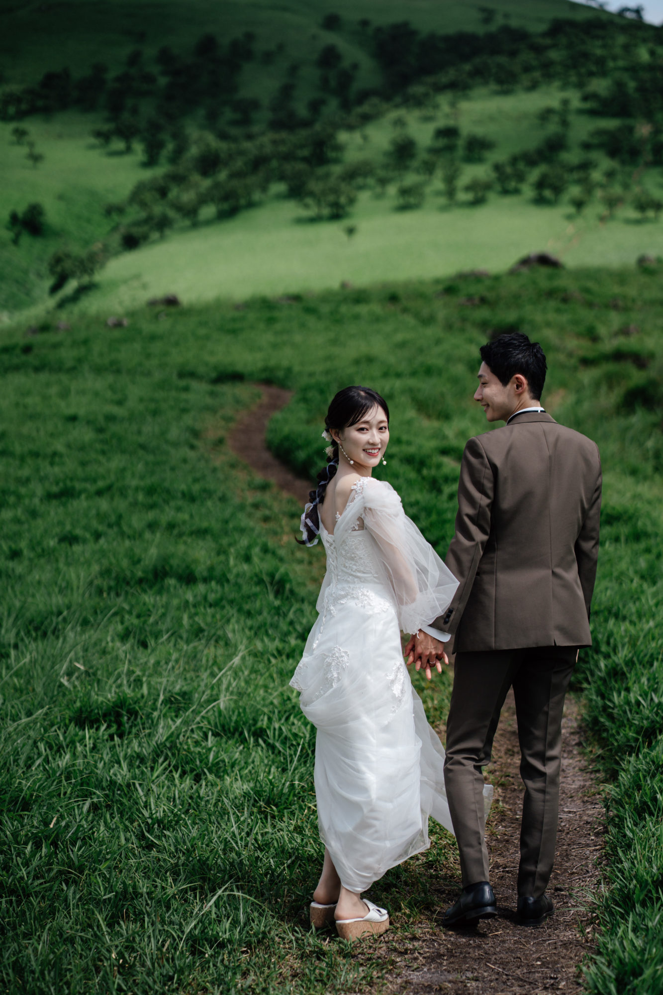 大分・由布岳の前撮り/フォトウェディングのロケーション撮影 | 緑が豊かな由布岳の登山道。自然が多い中での撮影したい方へおすすめのロケーション。