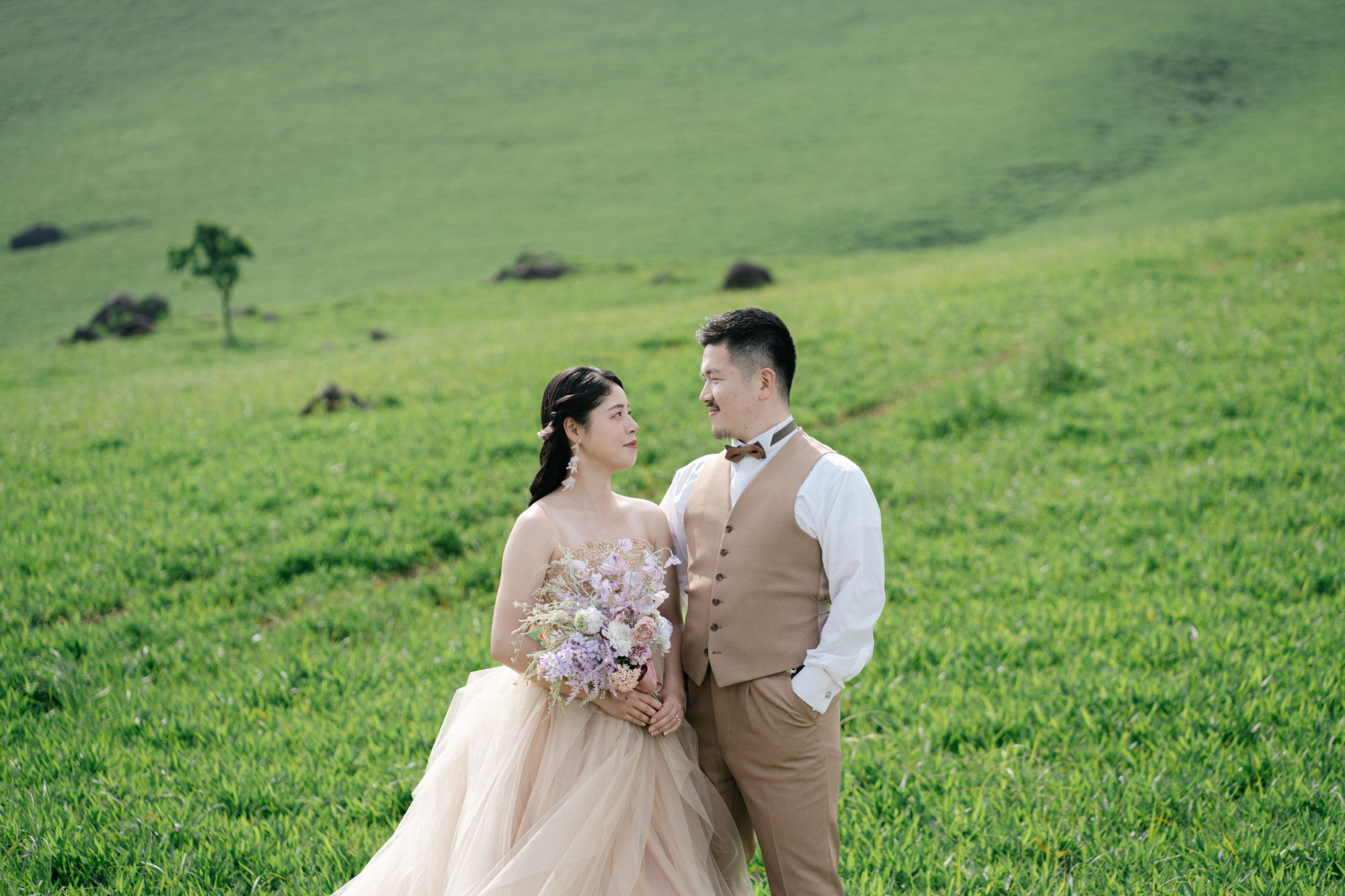 大分・由布岳の前撮り/フォトウェディングのロケーション撮影 | 絶景の中で撮影できる由布岳のロケーションフォト。