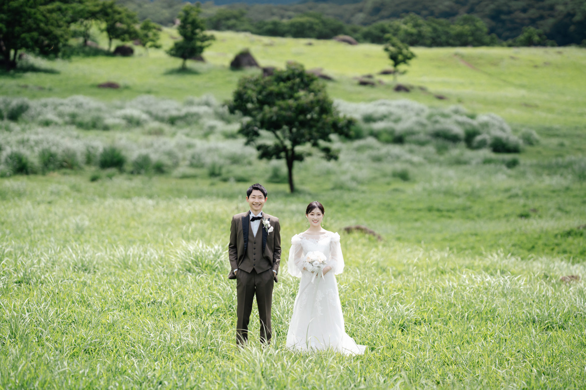 大分・由布岳の前撮り/フォトウェディングのロケーション撮影 | 大草原の中で撮影できる由布岳の前撮り。