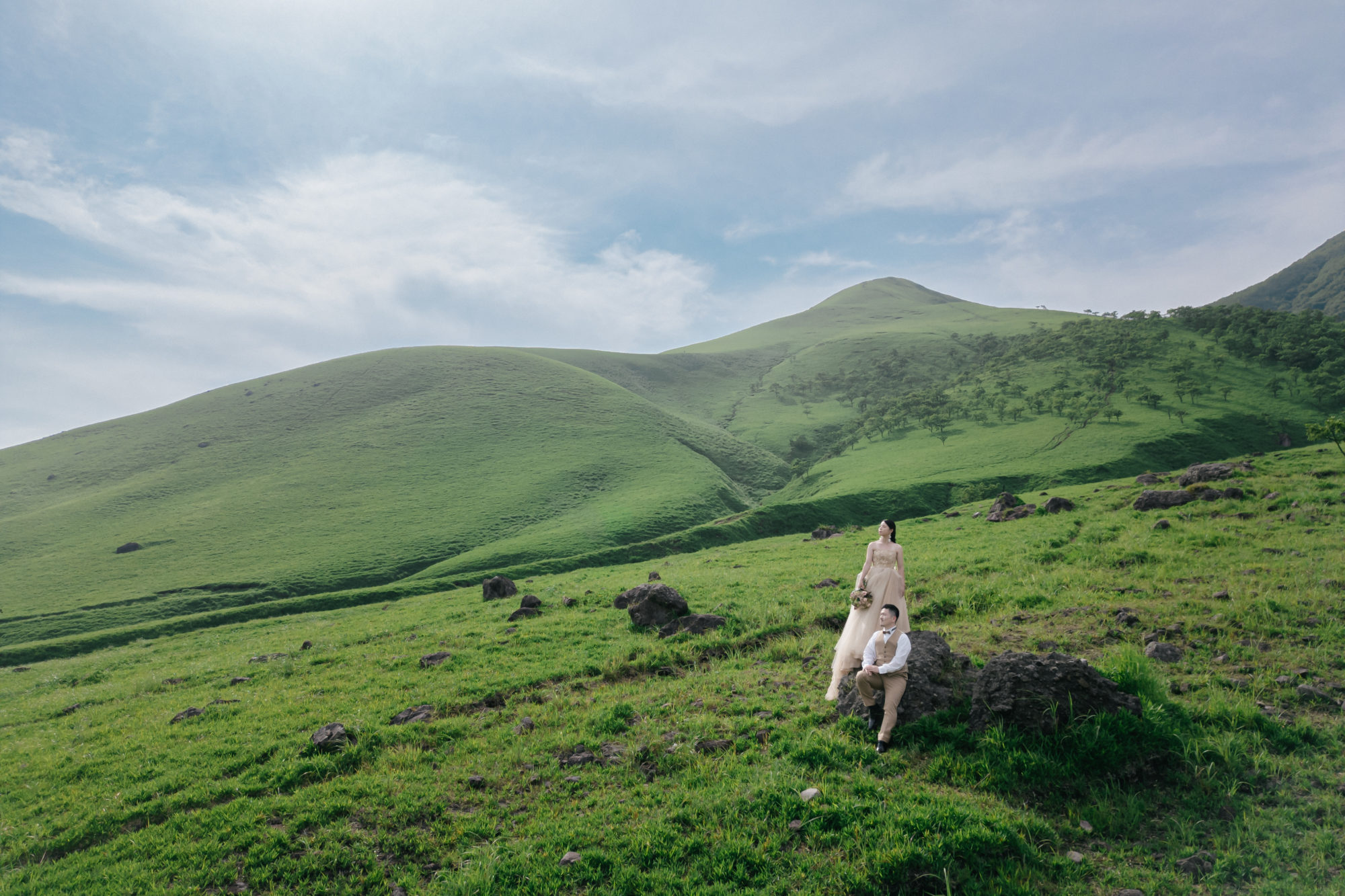 大分・由布岳の前撮り/フォトウェディングのロケーション撮影 | ドローンでの撮影も映える由布岳の前撮り。