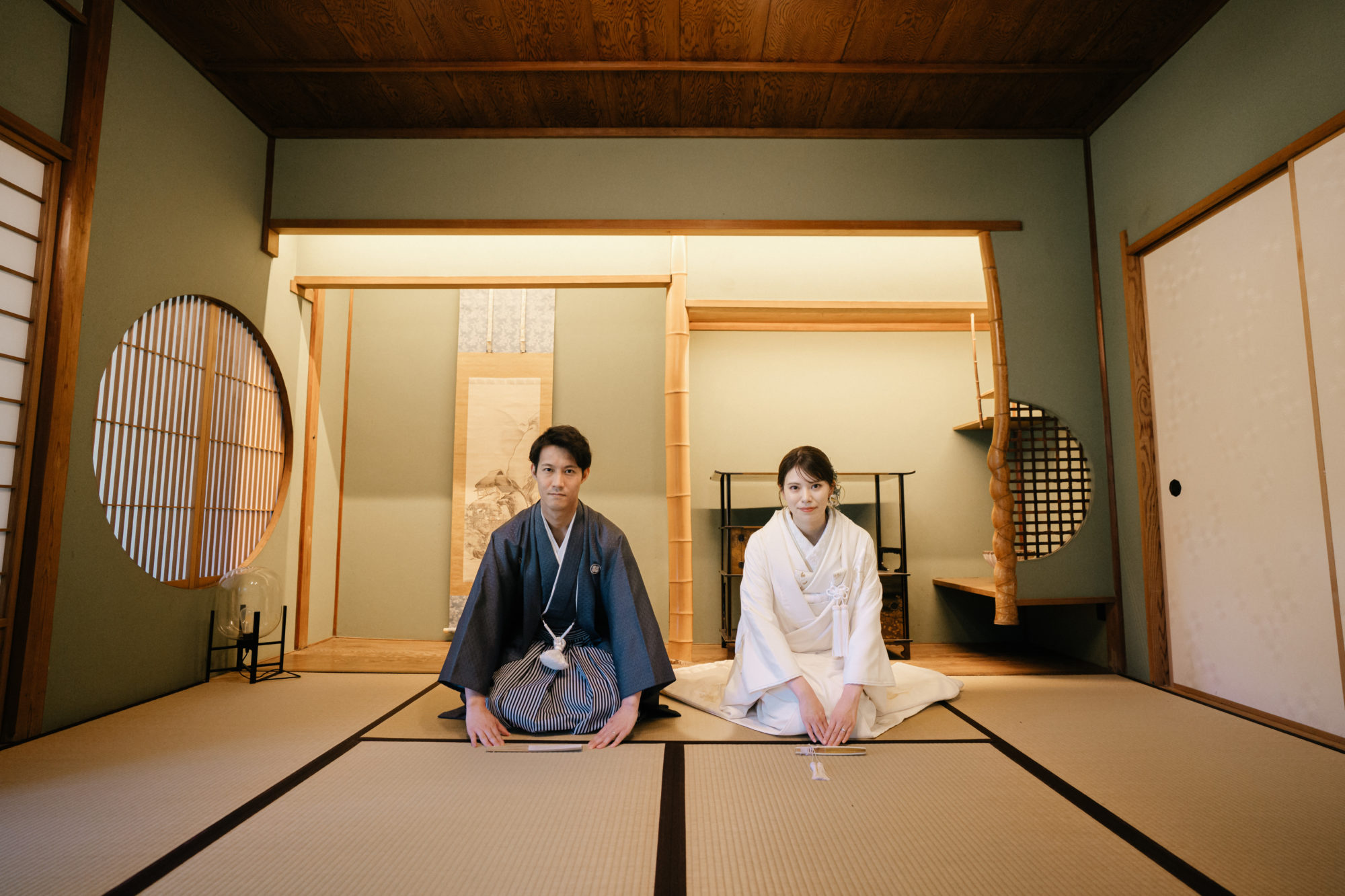 福岡・高宮南緑地の前撮り/フォトウェディングのロケーション撮影 | お茶室での正座ショットも撮影可能なロケーション。