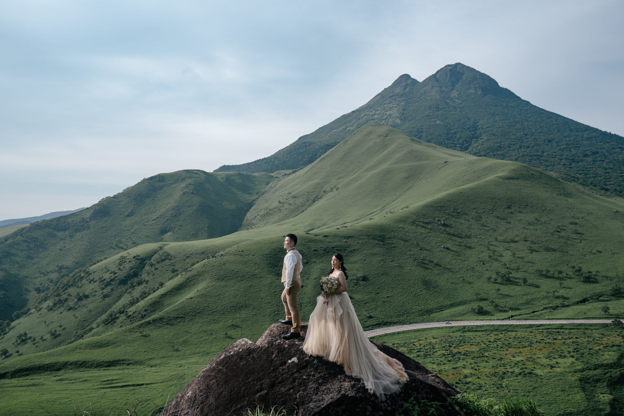 大分・由布岳の前撮り/フォトウェディングのロケーション撮影 | まるで海外のような由布岳のロケーションフォト。