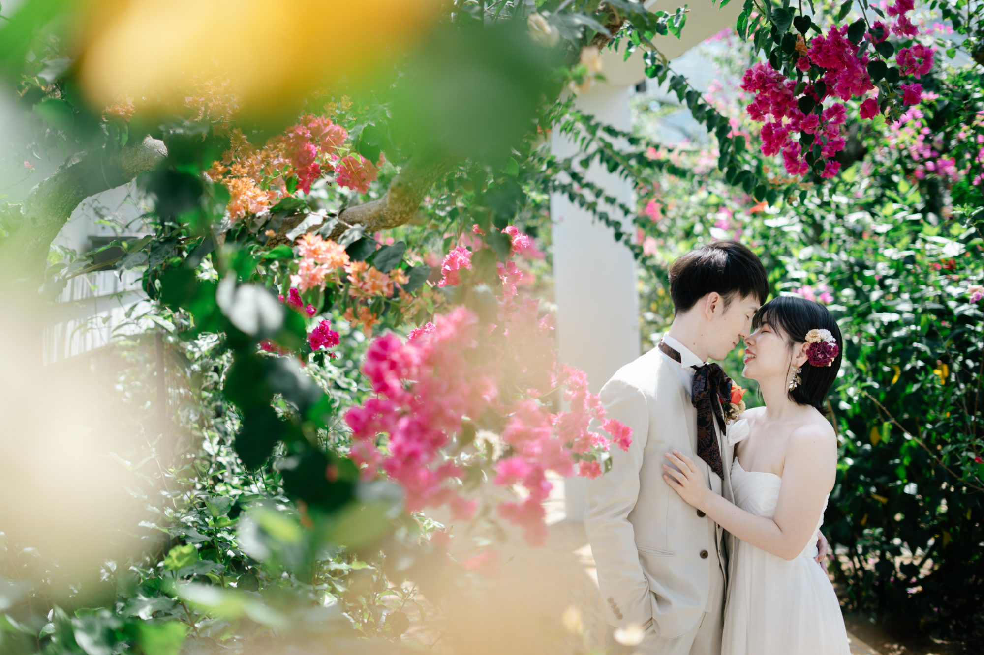 福岡・植物園の前撮り/フォトウェディングのロケーション撮影 | 温室では季節に関わらず鮮やかな花々と撮影ができます。