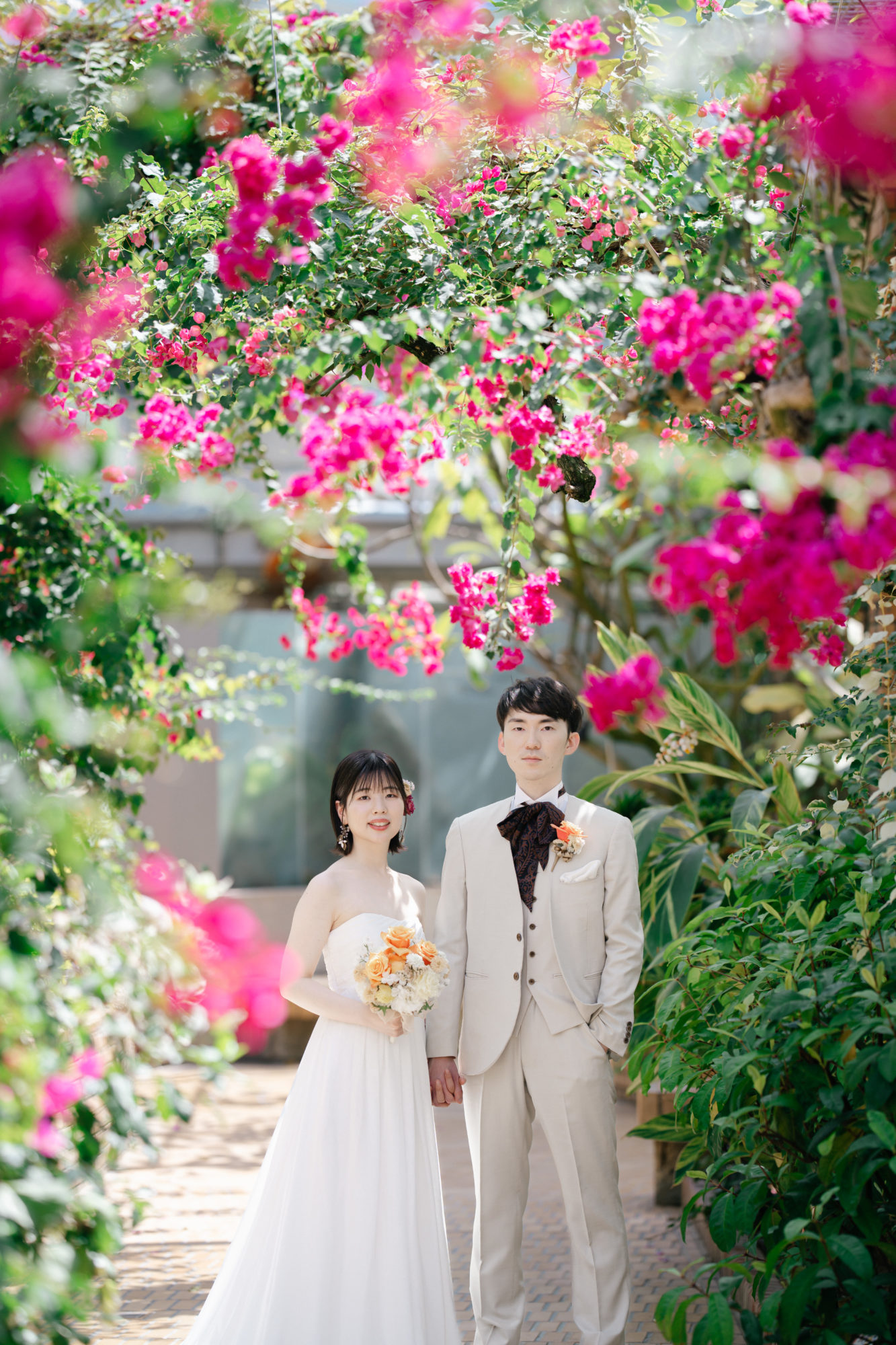 福岡・植物園の前撮り/フォトウェディングのロケーション撮影 | 一年中綺麗な花々を見ることができる植物園の温室。天気に左右されずに撮影することができます。